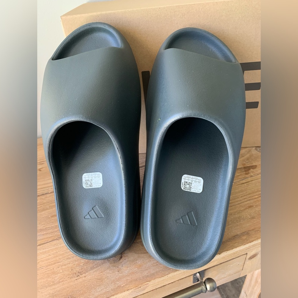 Brand New Yeezy Slides - Picture 2 of 5